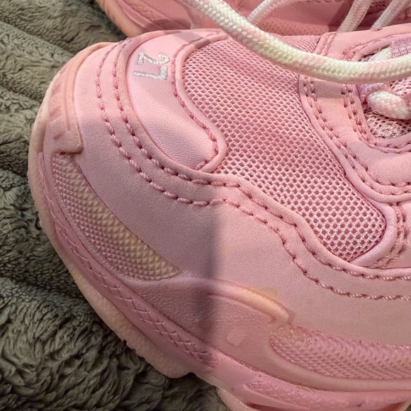 Balenciaga Triple S Kids Sneakers – Pink
Size: EU 27 / US 10 - Picture 5 of 12
